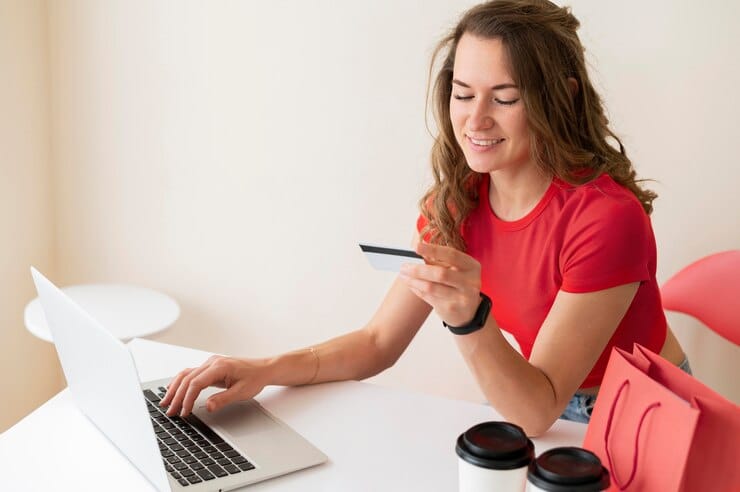 Otimização do tempo de compra Mulher bonita pronta para comprar on-line