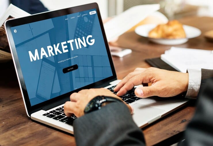Empresário com marketing online