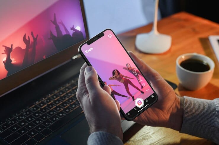 Microvídeos e formatos curtos Mãos em ângulo alto segurando smartphone