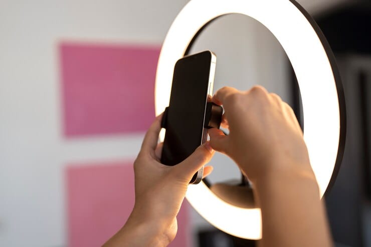 O Que Você Precisa Saber sobre o Threads do Instagram 1 Mãos de vista lateral segurando smartphone