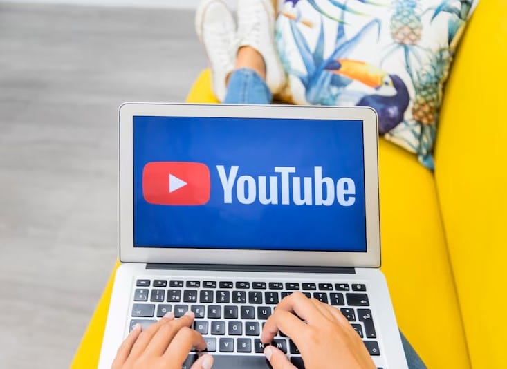 Dicas Práticas para Monetizar Seu Canal no YouTube Mãos femininas, ligado, laptop