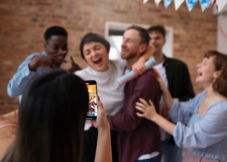 Amigos de plano médio comemorando a revelação do sexo do bebê
