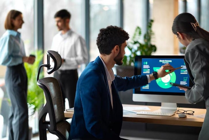 Realize o treinamento da equipe Pessoas no escritório analisando e verificando gráficos financeiros