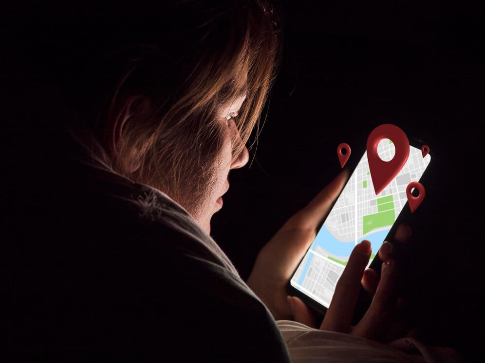 Vista lateral mulher segurando smartphone