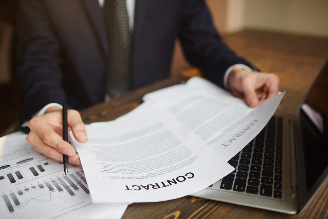 Consultor de negócios Trabalhando com documentação