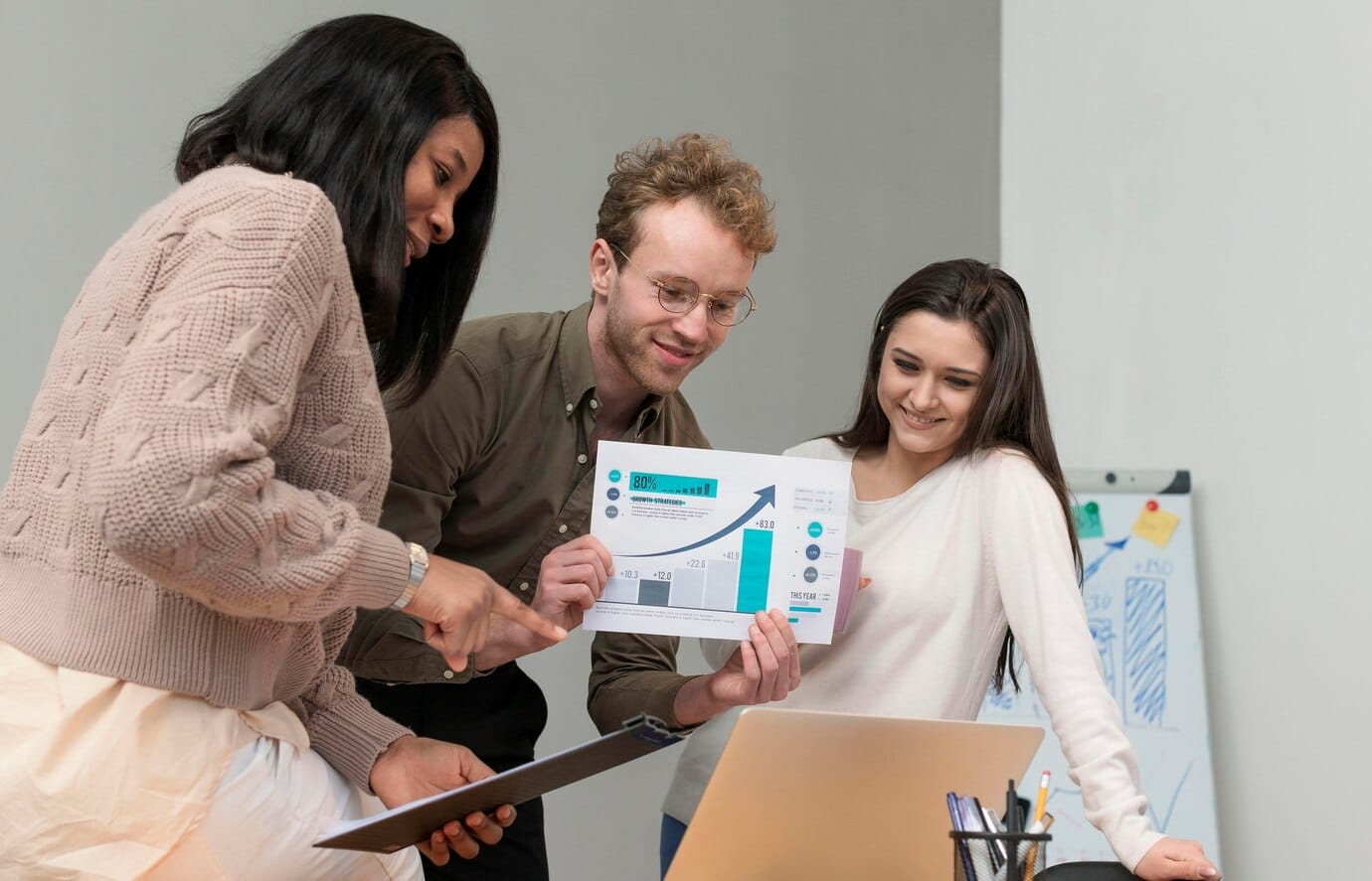 Grupo de jovens se unindo no trabalho