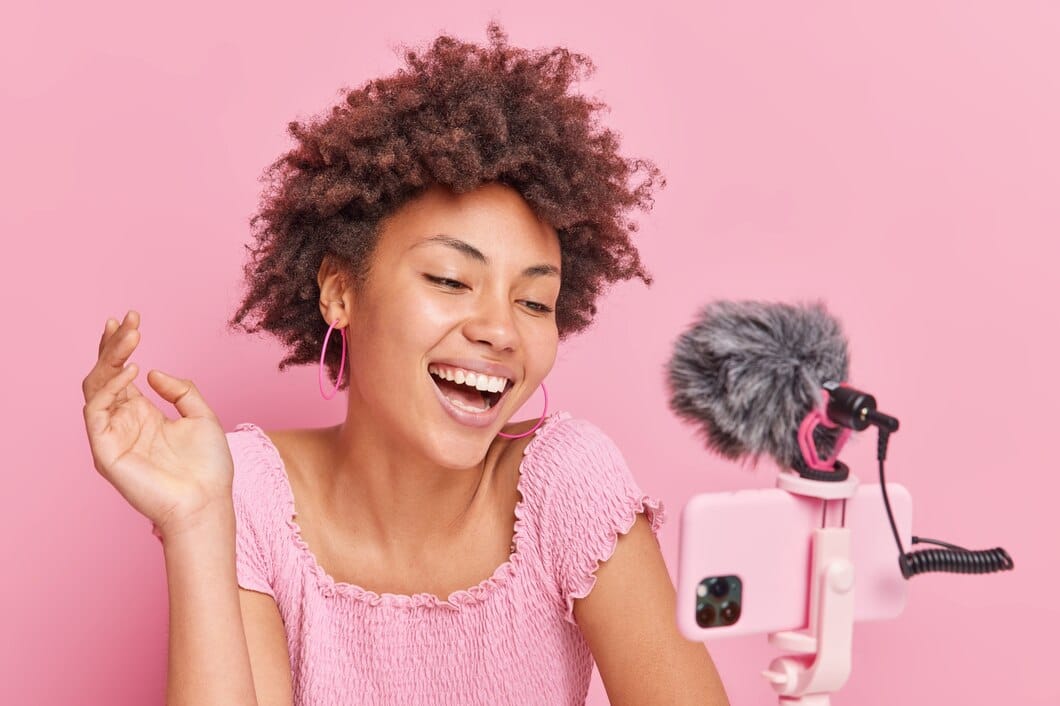 Morena bonita positiva, blogueira afro-americana, focada no smartphone