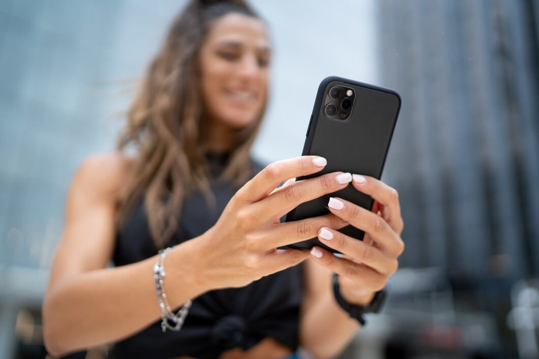 Foque no mobile Mulher fazendo uma videochamada