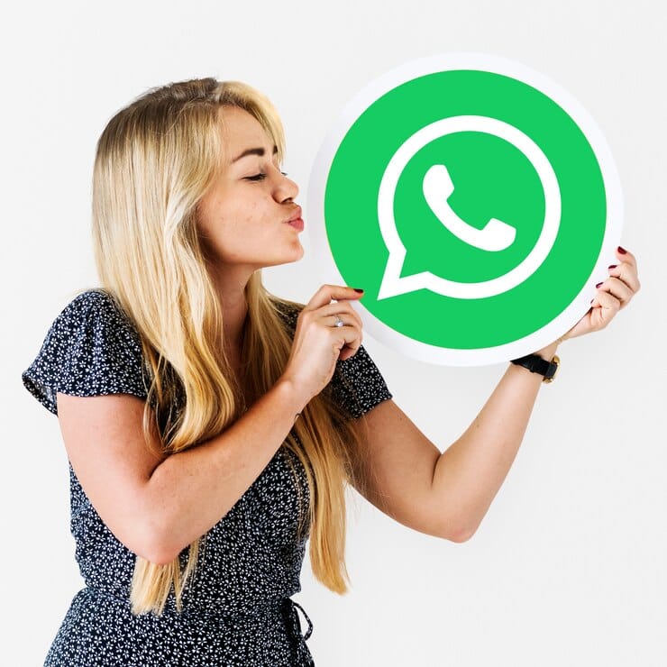 Mulher mandando um beijo para um ícone do WhatsApp Messenger