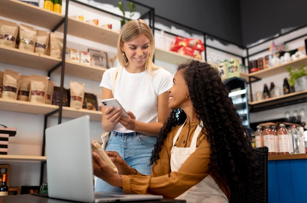 Mulheres sorridentes de tiro médio com dispositivos