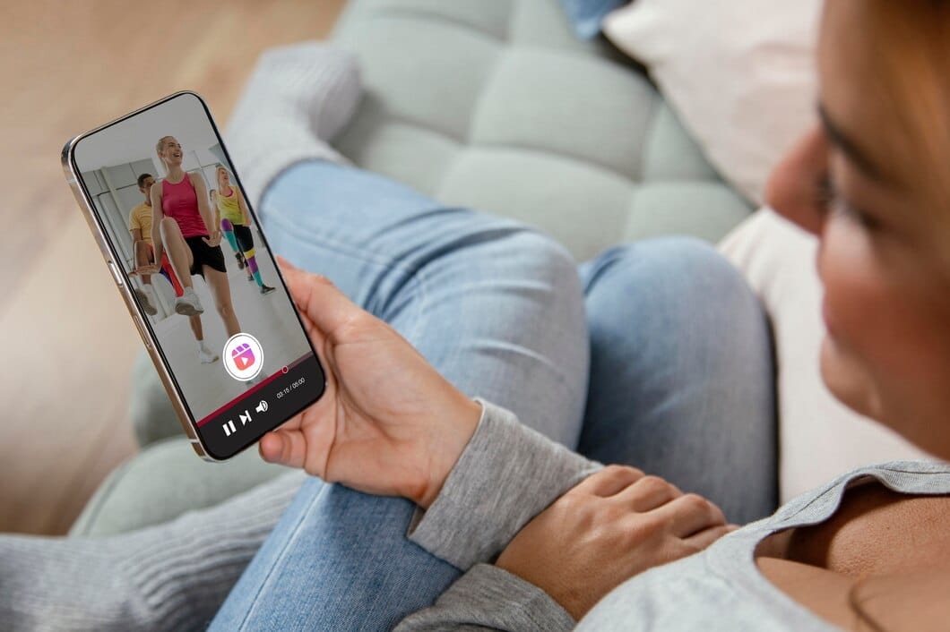 Vista lateral mulher segurando smartphone