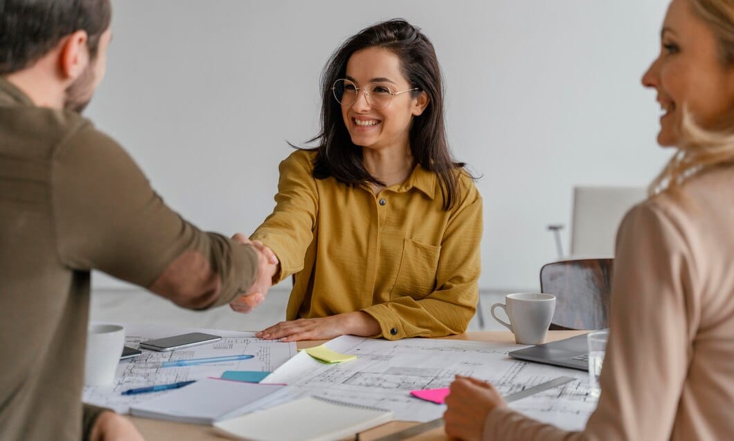 Employer Branding: A Importância da Inclusão e Diversidade Empresários apertando as mãos