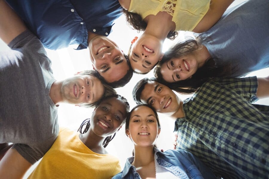 Grupo de executivos que formam huddle