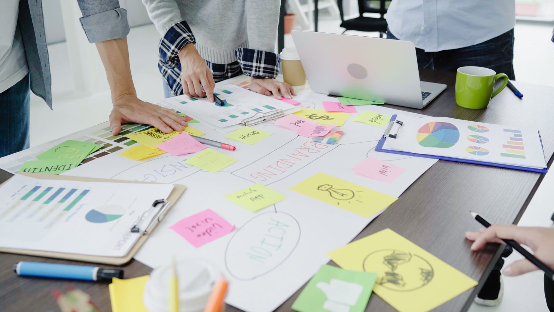 Planejamento Estratégico de Marketing: O Que Esperar em 2025 Grupo de executivos vestidos ocasionalmente que discutem ideias no escritório.