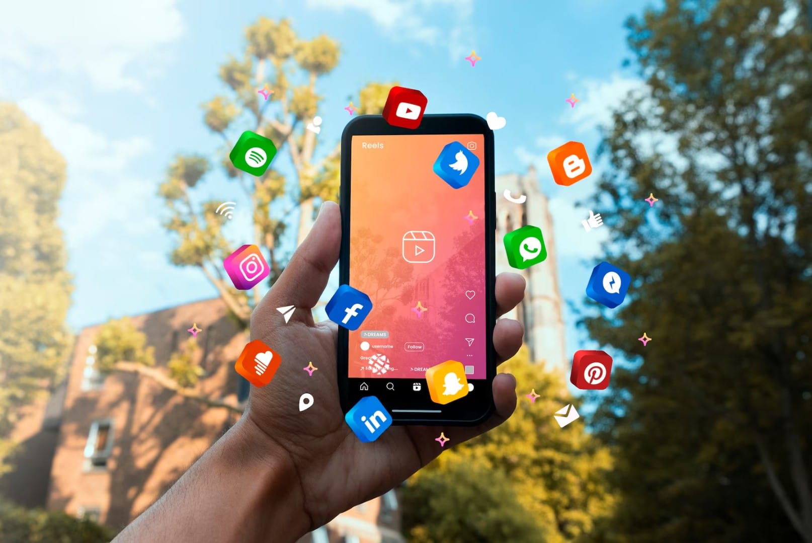 Mão segurando o conceito de mídia social do smartphone
