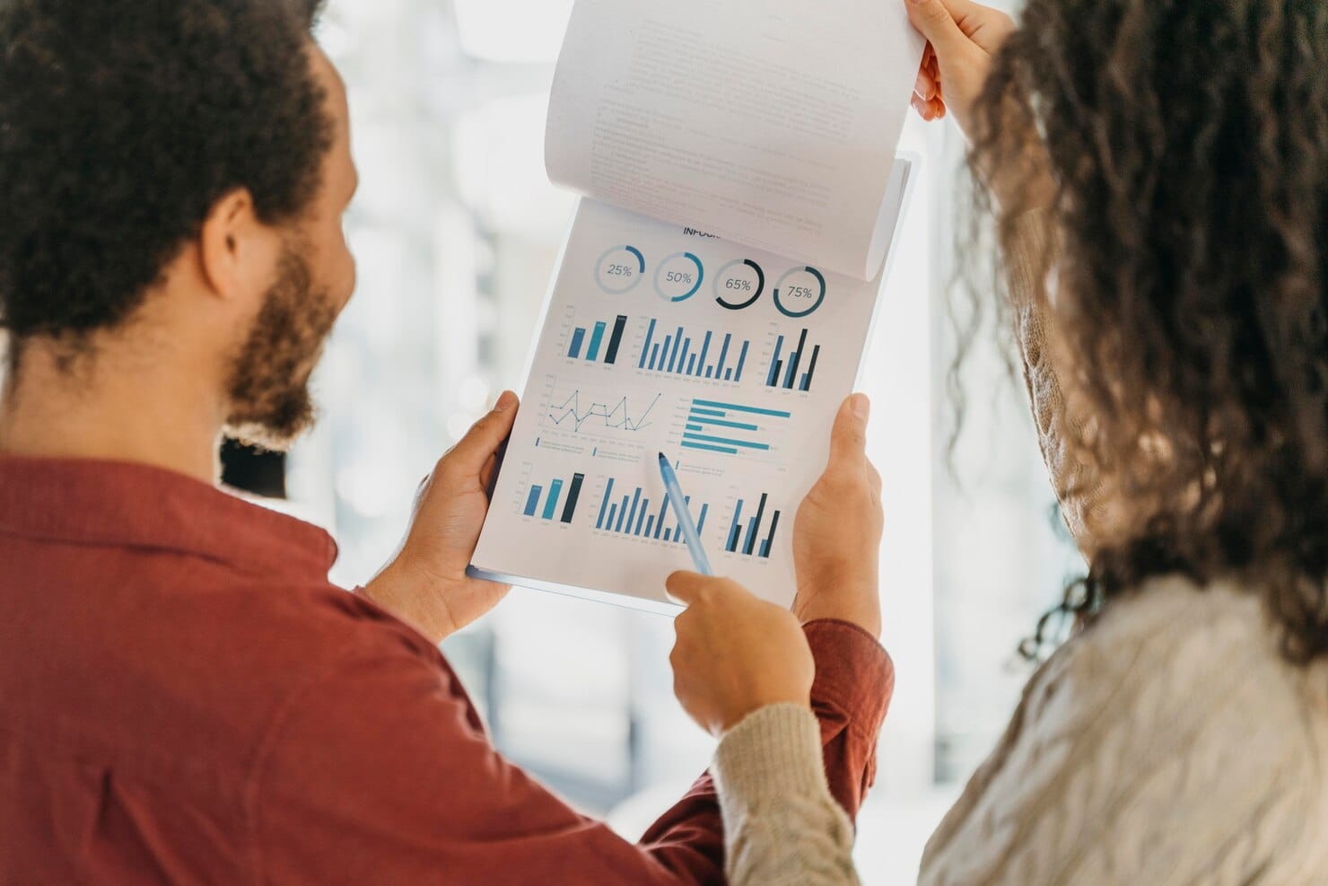 Planejamento Estratégico de Marketing: O Que Esperar em 2025 1 Reunião de equipe no escritório