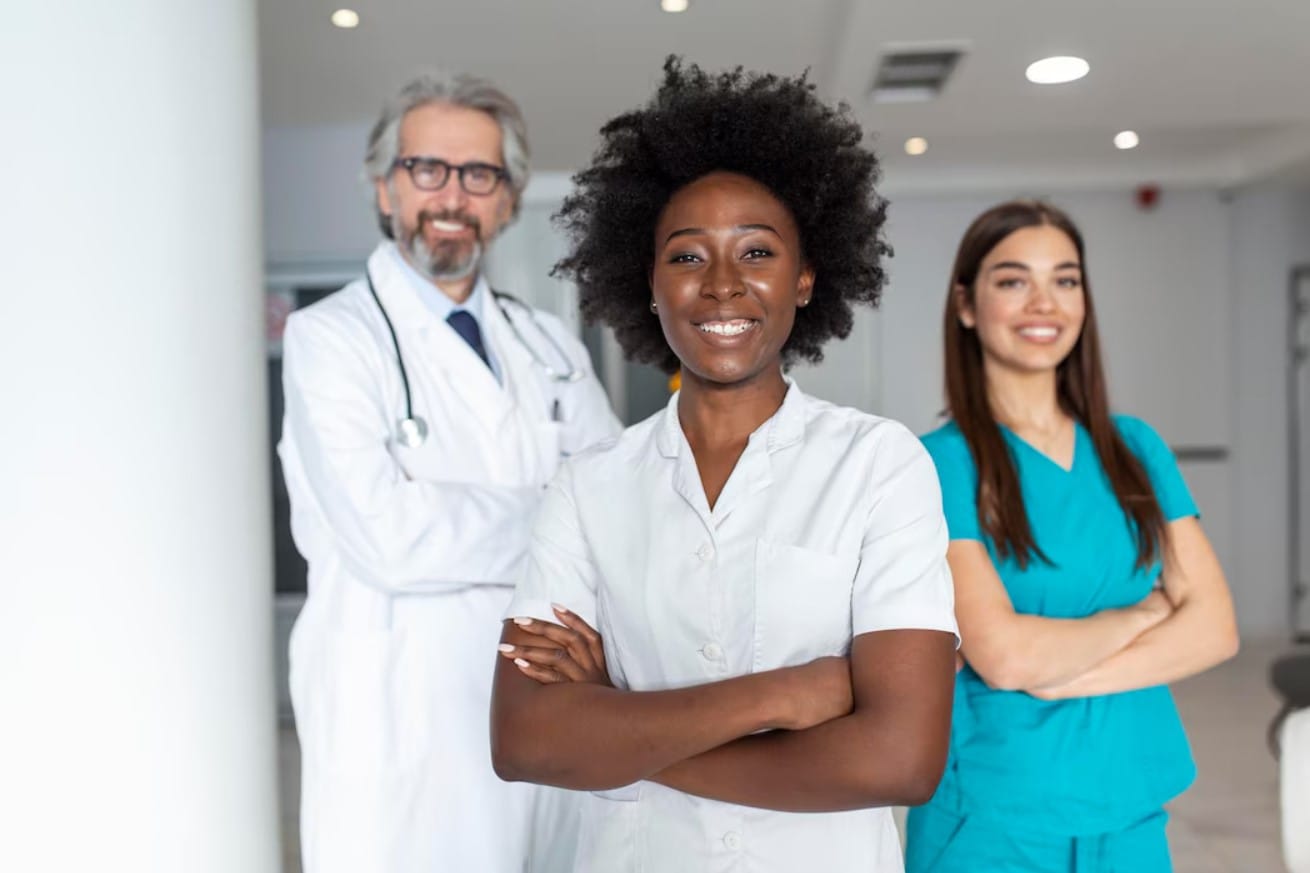 Um grupo multiétnico de três médicos 