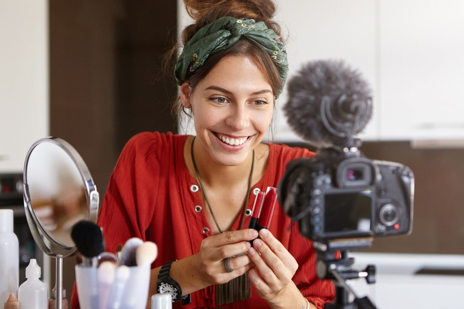 Vlogger feminina filmando vídeo de maquiagem