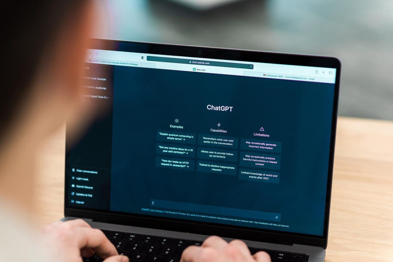 Bate-papo AI aberto no laptop