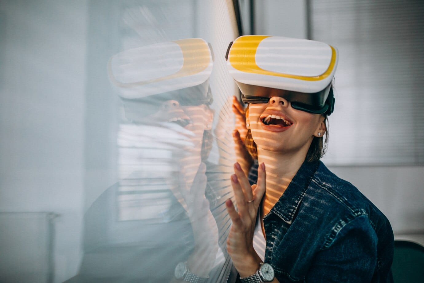 Jovem mulher jogando o jogo através dos óculos VR 