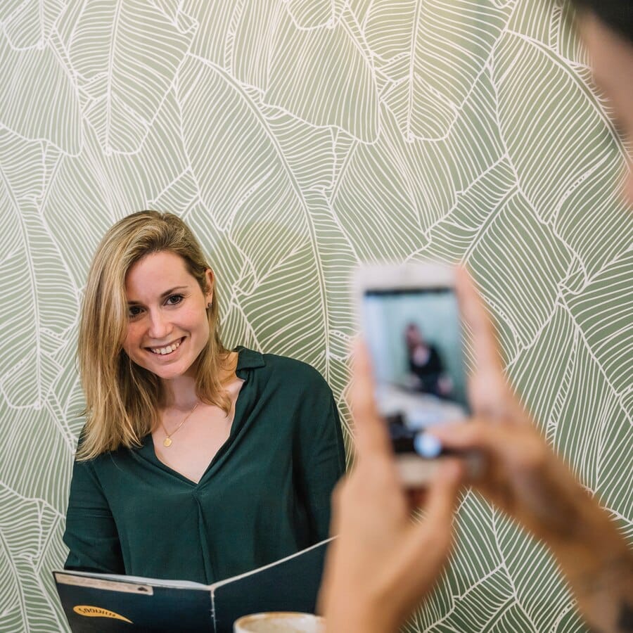Jovem mulher posando para foto no café
