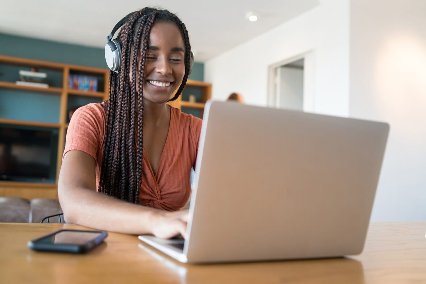 mulher em uma videochamada com laptop