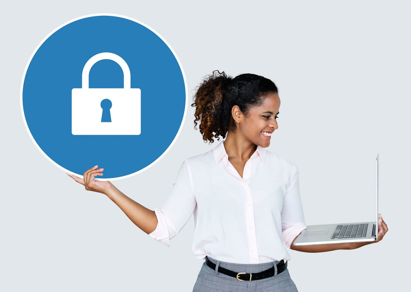 Algoritmo do Google: Veja as Principais Mudanças para 2025 Mulher segura, um, cadeado, e, um, laptop