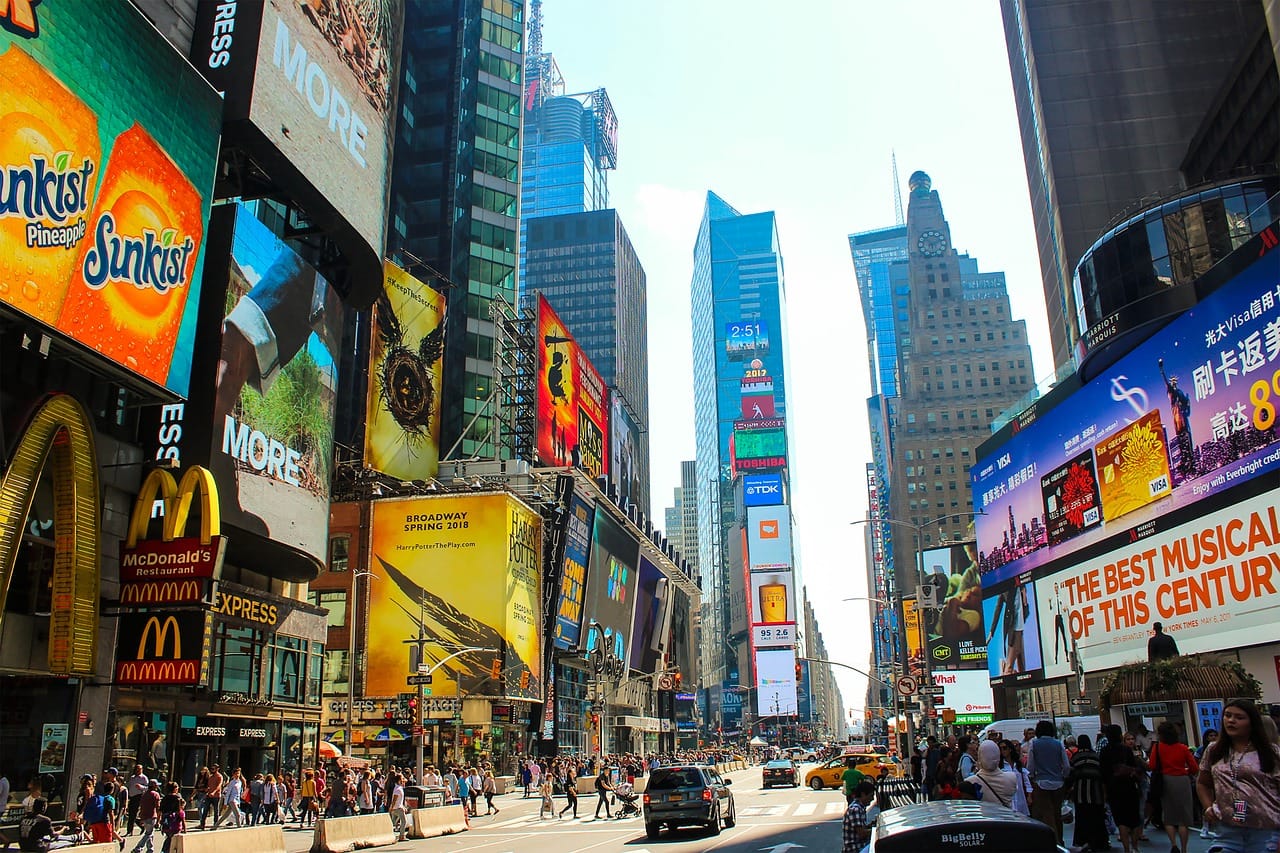 Compra de Mídia: Transforme Investimentos em Resultados Times square, Edifícios, Propaganda