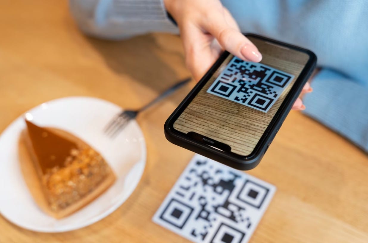 QR Code no Marketing: Criando Experiências Interativas e Únicas 1 Feche a mão segurando o smartphone