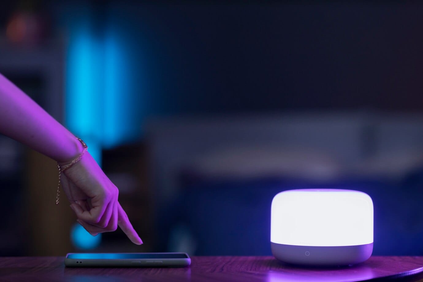 Mão de vista lateral com smartphone e luz inteligente