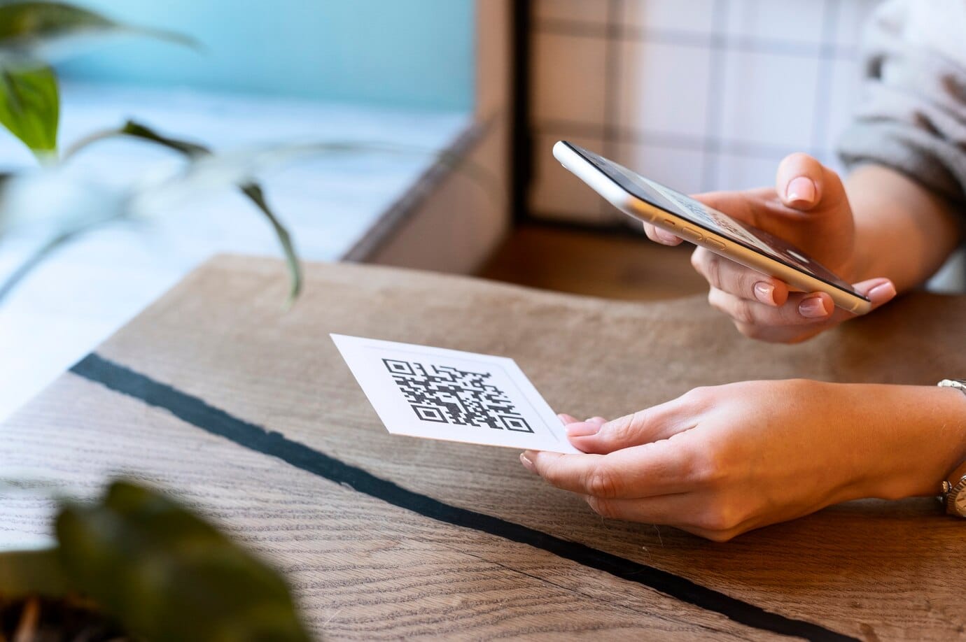 QR Code no Marketing: Criando Experiências Interativas e Únicas Pessoa escaneando o código qr