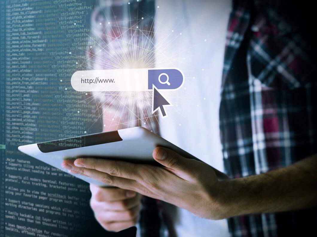 Pessoa trabalhando html no computador
