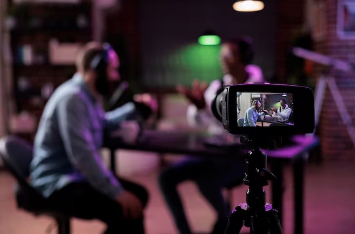 O que são videocasts? Equipe multiétnica de pessoas reunidas para transmitir podcast