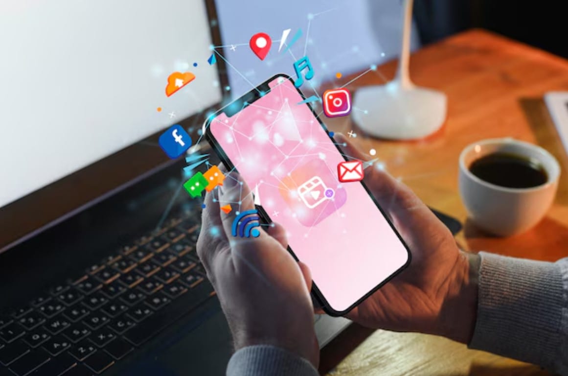Saturação do marketing digital x concorrência acirrada Mãos segurando o conceito de mídia social