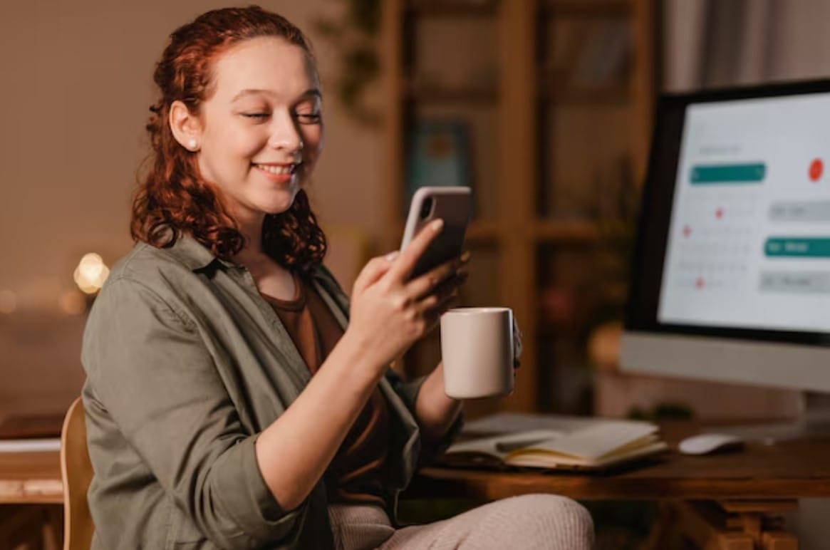 Marketing digital saturado? Aqui na CMLO mostramos que não! Mulher em casa usando smartphone