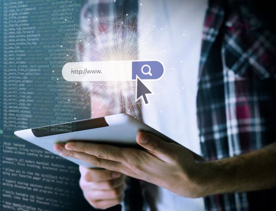 Pessoa trabalhando html no computador