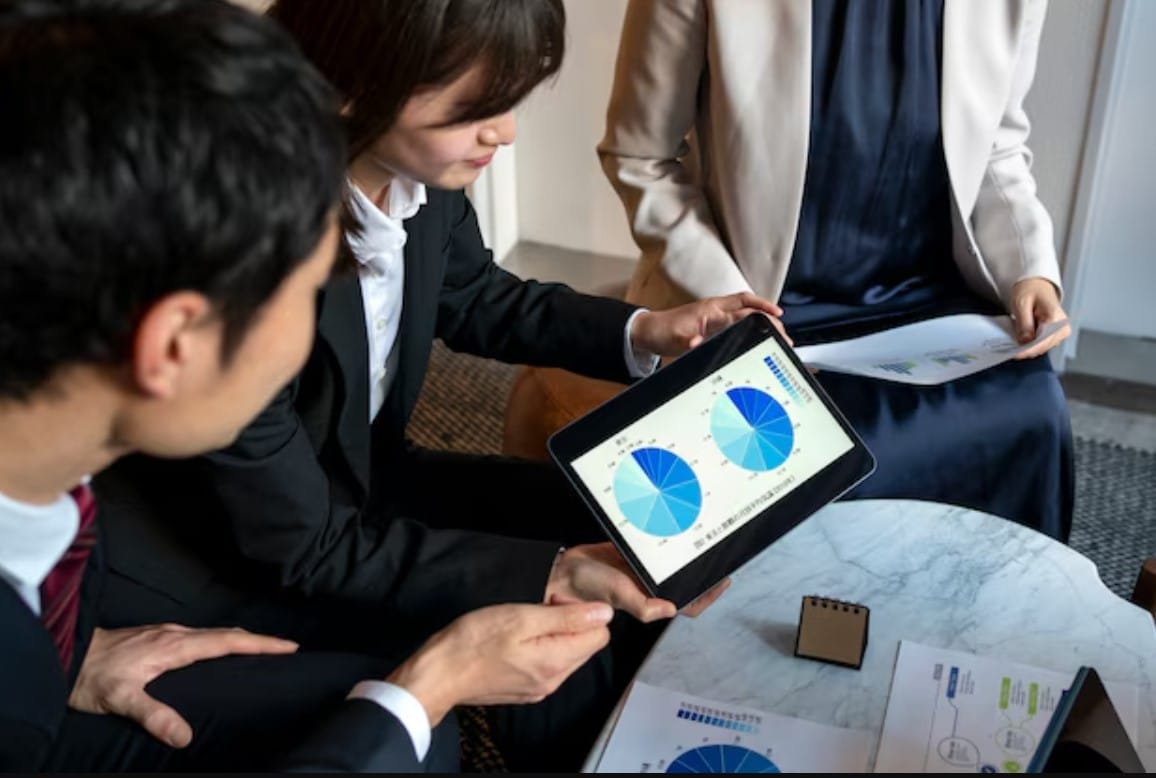Executivos que trabalham com vista lateral do ipad
