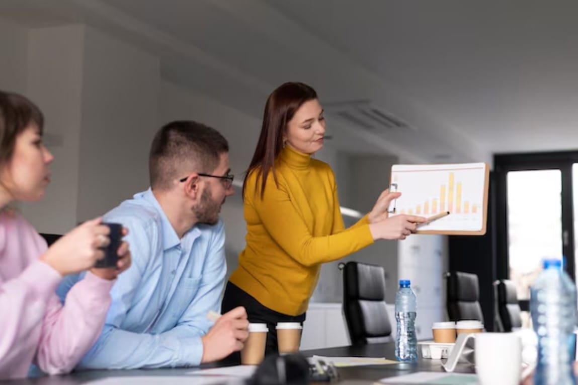 Trabalhadores de escritório trabalhando juntos como uma equipe
