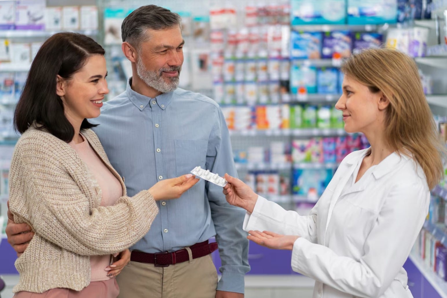 Farmacêutico de tiro médio ajudando paciente
