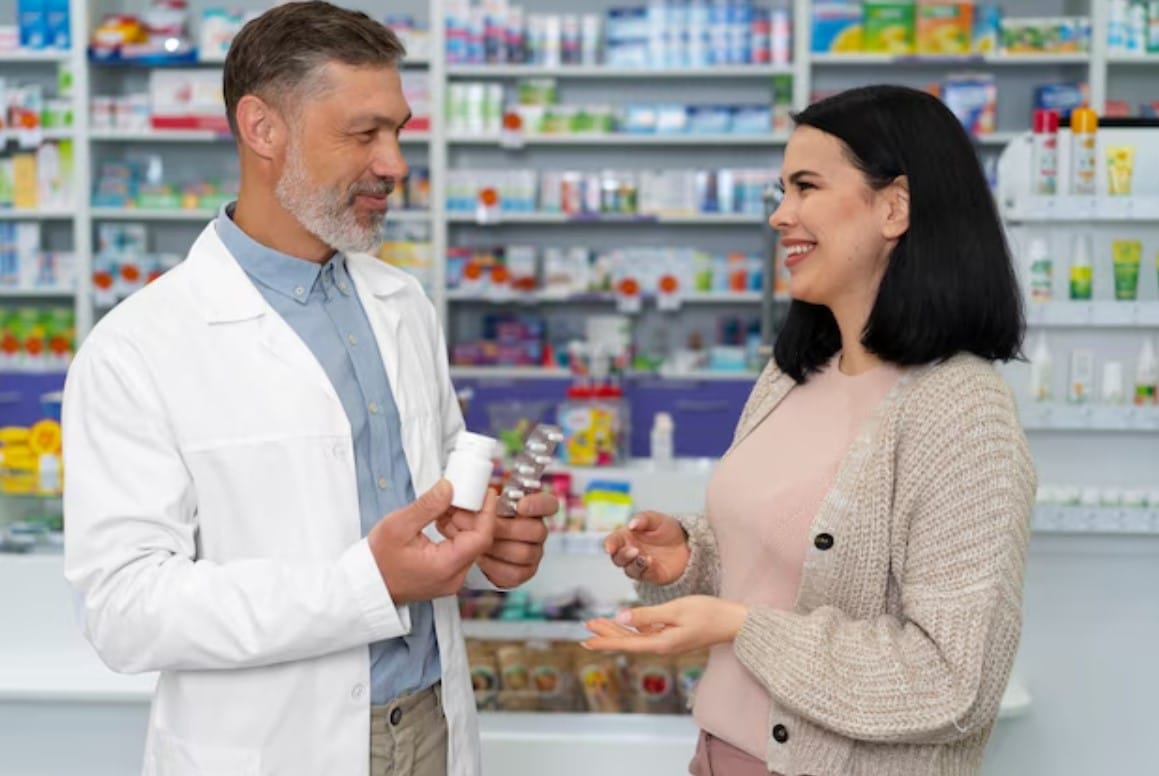 Farmacêutico de tiro médio ajudando paciente
