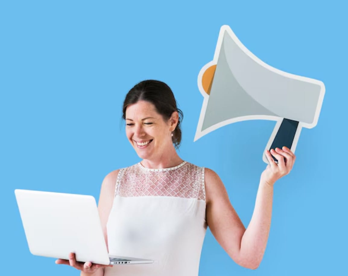 Mulher segura, um, megafone, ícone, e, usando, um, laptop