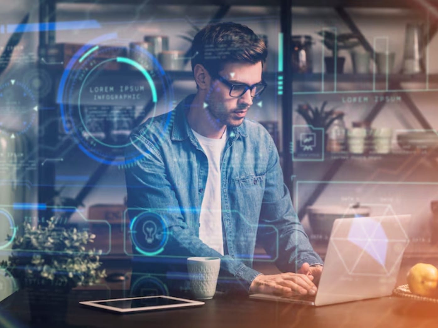 Pessoa a trabalhar em html no computador
