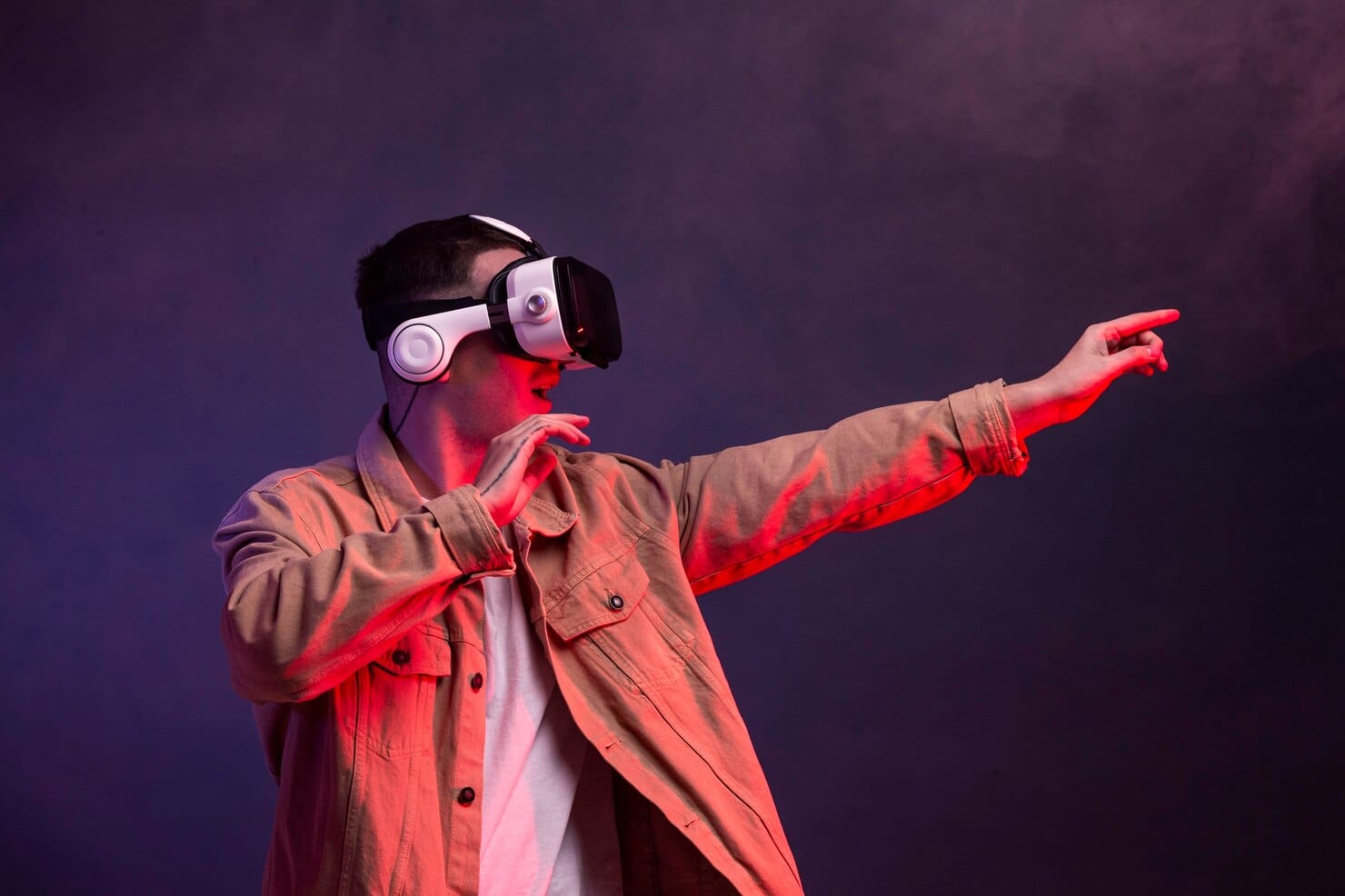 Homem usando óculos vr para videogame