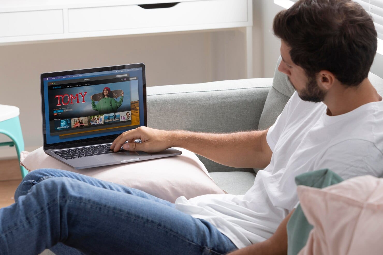 Homem vendo serviço de streaming em seu laptop