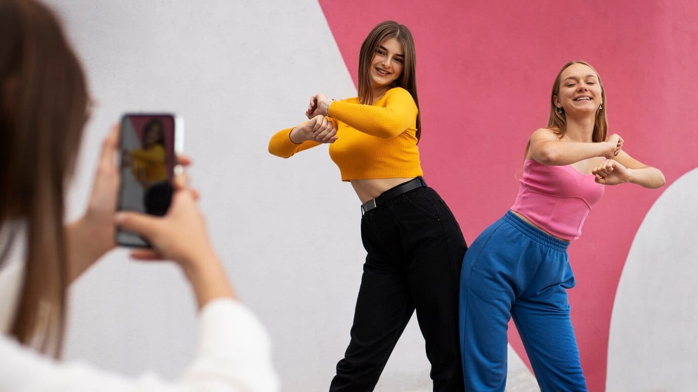Jovens adolescentes gravando 