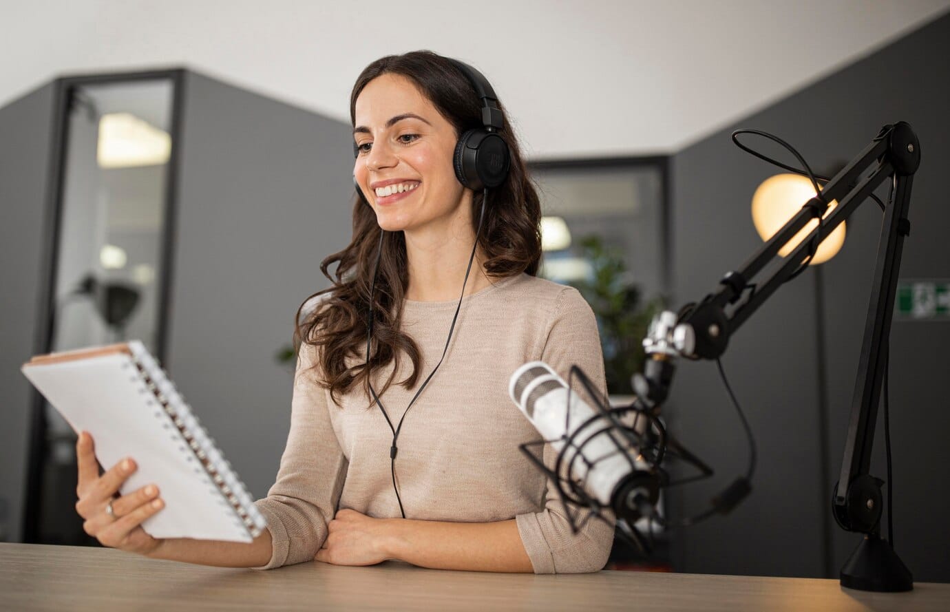 Mulher sorridente no estúdio durante um programa de rádio
