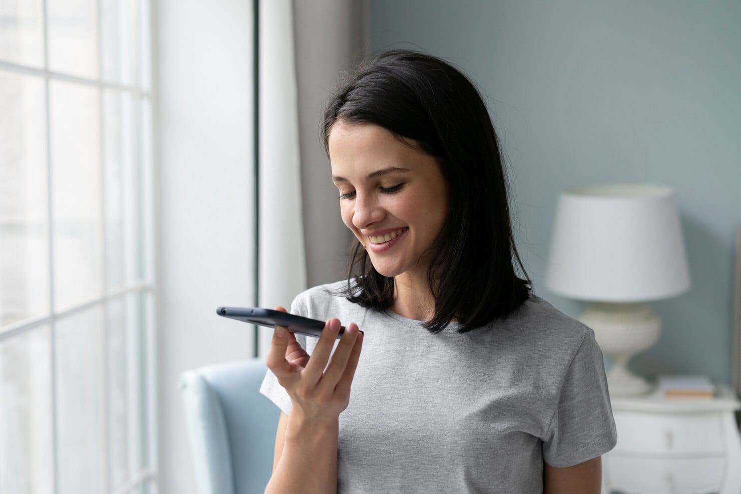 Mulher jovem segurando o telefone 