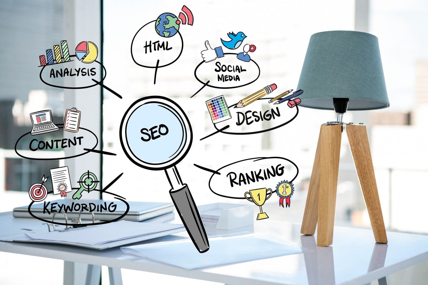 Lupa com conceitos de SEO
