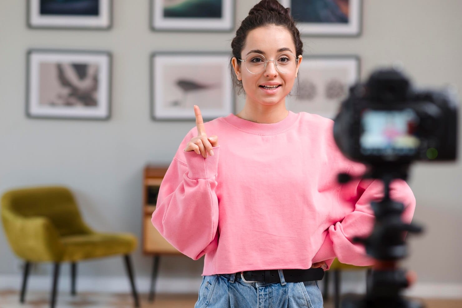 Jovem mulher gravando vídeo em casa 
