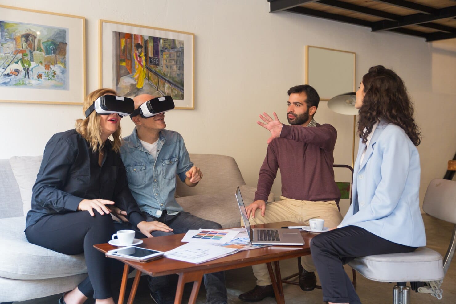 Clientes de meia-idade desfrutando da experiência de VR